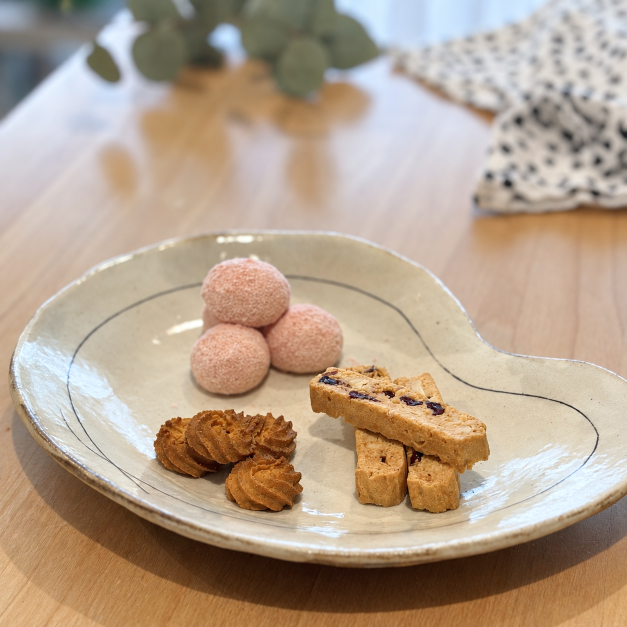 陶器のお皿に盛り付けた、試作の薬膳クッキー