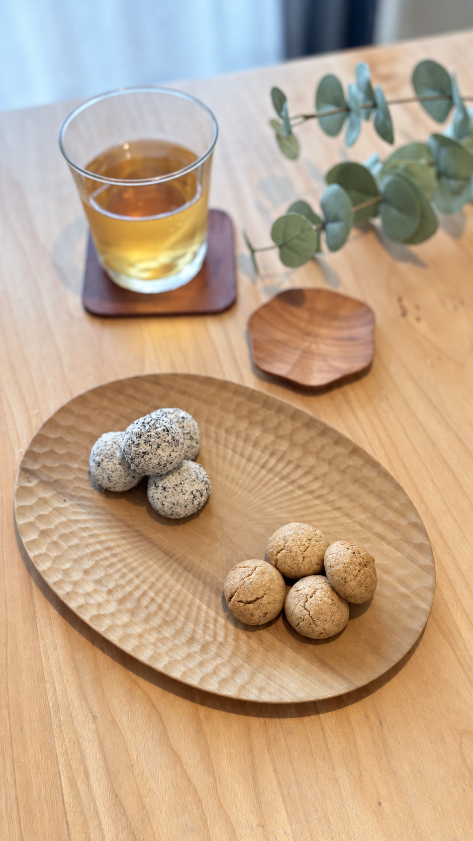 木のお皿に盛った薬膳おやつとお茶
