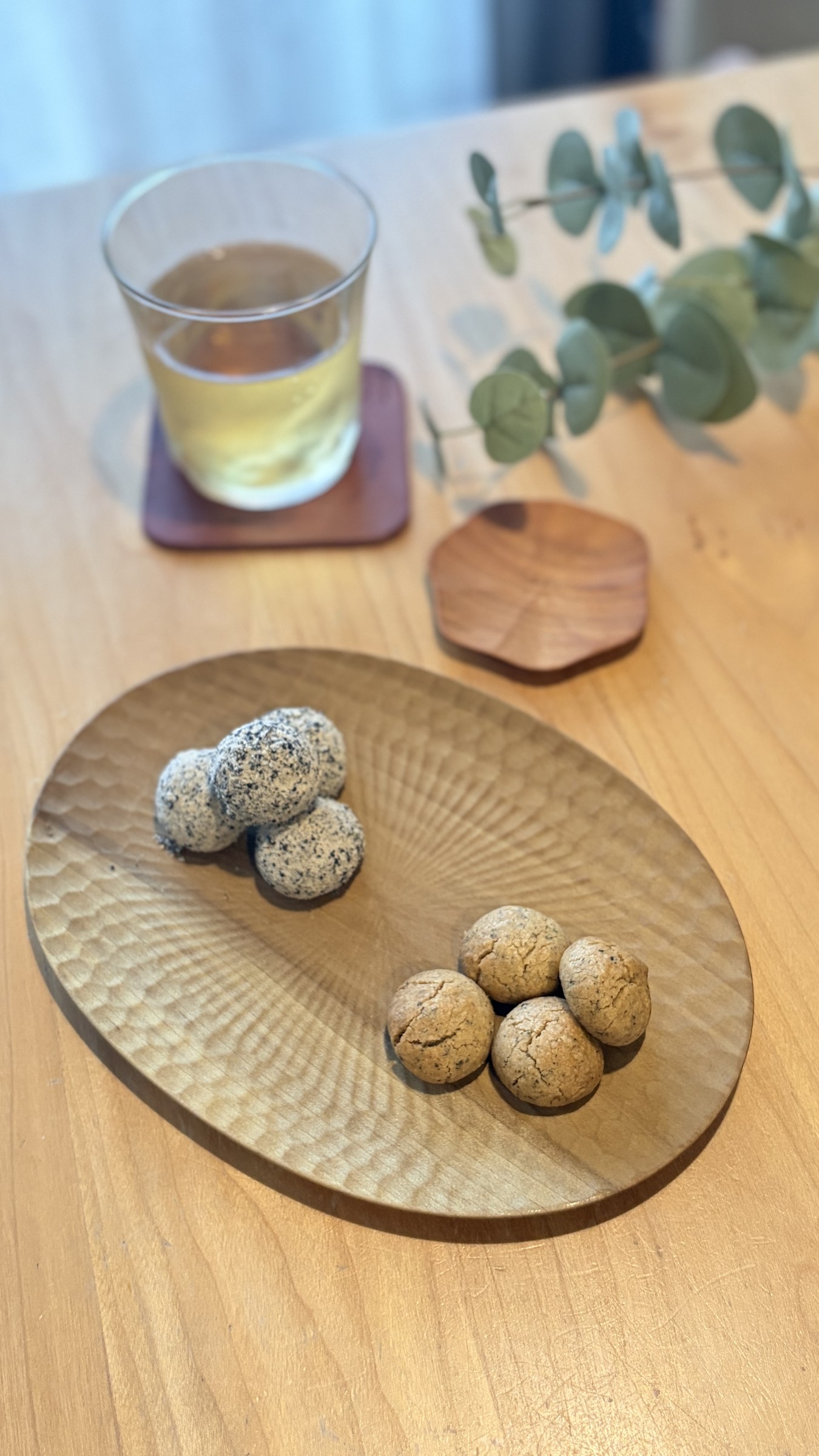 木のお皿に盛った薬膳おやつとお茶