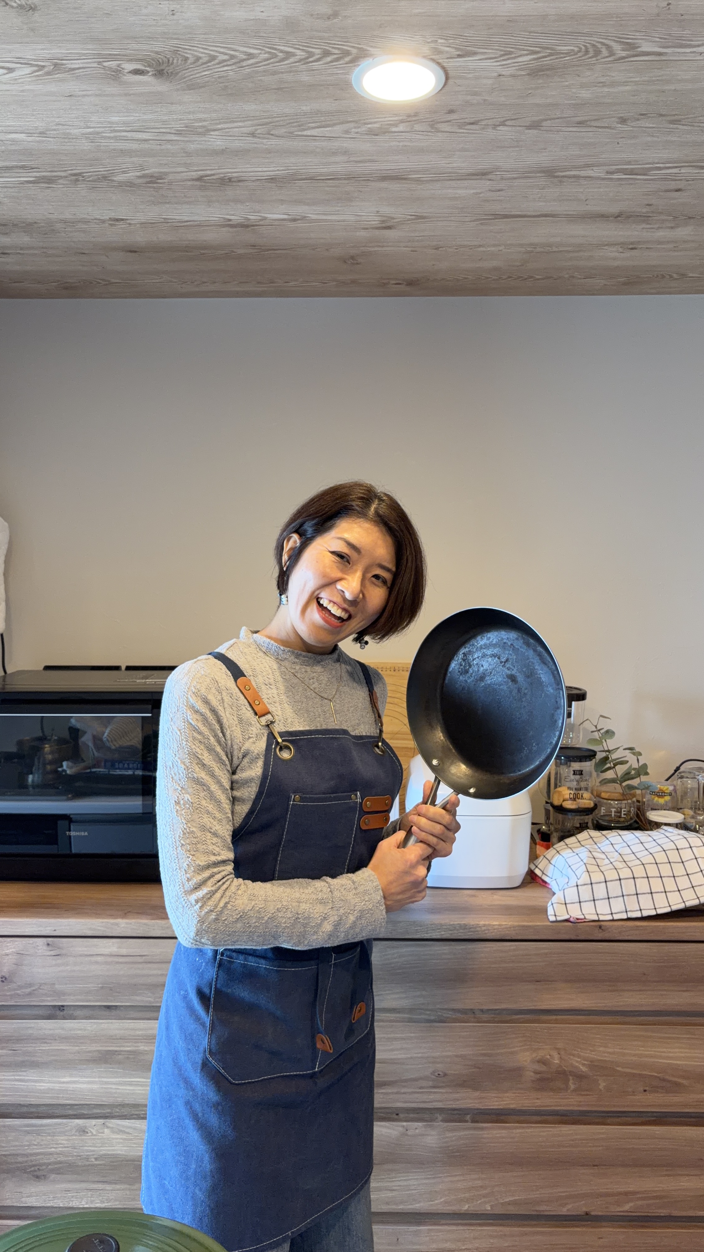 フライパンを持って笑う、薬膳養生カウンセラーのまりこんぶ