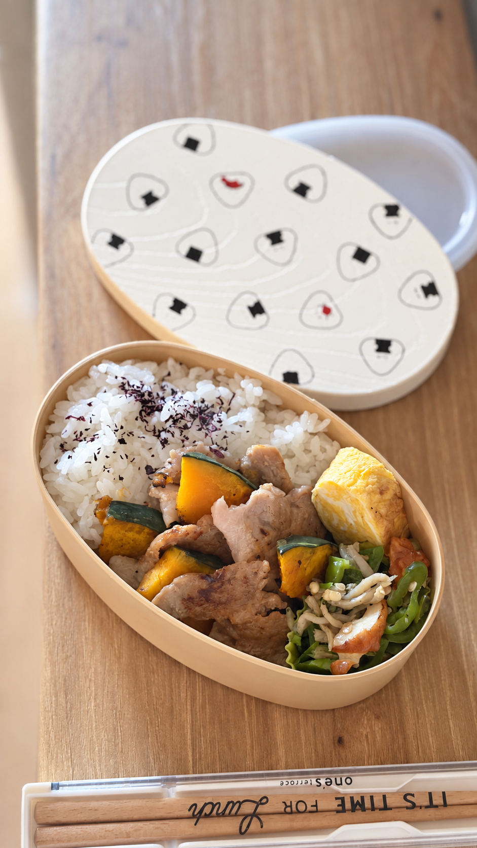 かぼちゃや卵焼きを詰めたお弁当